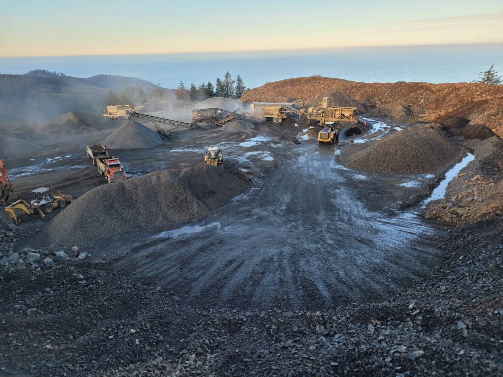 Portable rock crusher at Braxling & Braxling